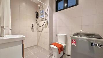 Apartamento Confort, 2 habitaciones, balcón, vistas a la ciudad | Baño