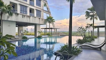 Una piscina al aire libre