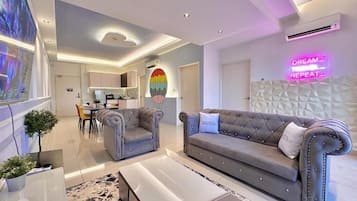 Comfort Apartment, 2 Bedrooms, Balcony, City View | Living area