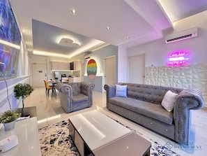 Comfort appartement, 2 slaapkamers, balkon, uitzicht op de stad | Woonruimte