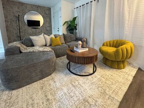 Una televisión, una chimenea