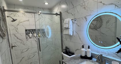 Spacious 3-bedroom condo Luxury Comfort Near Airport & Polaris