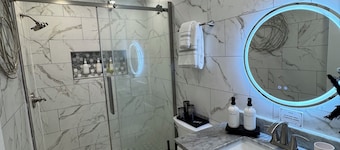 Spacious 3-bedroom condo Luxury Comfort Near Airport & Polaris