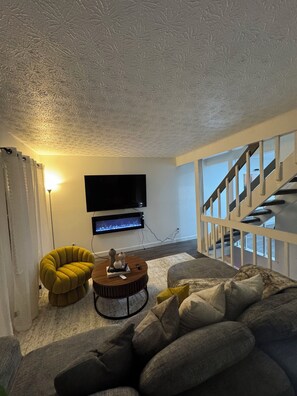 Una televisión, una chimenea