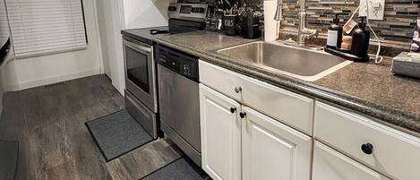 Mikrobølgeovn, ovn, kokeplater og oppvaskmaskin