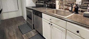 Spacious 3-bedroom condo Luxury Comfort Near Airport & Polaris