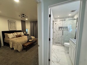 Hair dryer, towels, soap, toilet paper - Spacious 3-bedroom condo Luxury Comfort Near Airport & Polaris (Columbus)