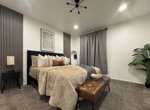 Tabla de planchar con plancha, wifi, ropa de cama