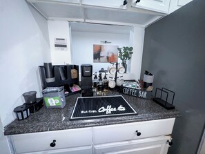 Microondas, horno, placa de cocina y lavavajillas