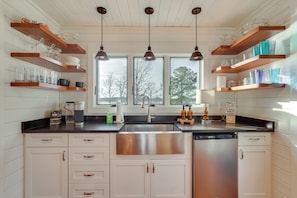 Frigorífico, microondas, cafetera o tetera y utensilios de cocina