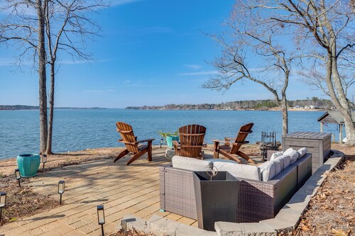 Dock & Serene Views, Lakefront Home in Chappells
