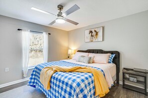 3 bedrooms, iron/ironing board, Internet, bed sheets - 4 Mi to Beach Park! Port Charlotte Home w/ Yard (Port Charlotte)