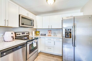 Refrigerador, microondas, parrilla de estufa y lavavajillas 