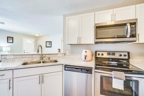 Fridge, microwave, stovetop, dishwasher - 4 Mi to Beach Park! Port Charlotte Home w/ Yard (Port Charlotte)
