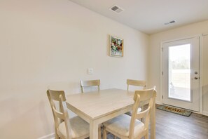 Dining - 9 Mi to Shawn AFB! Family Townhome Near Dining (Sumter)