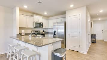 Réfrigérateur, micro-ondes, plaque de cuisson, lave-vaisselle