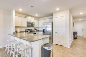 Fridge, microwave, stovetop, dishwasher - 9 Mi to Shawn AFB! Family Townhome Near Dining (Sumter)