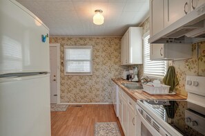 Fridge, microwave, stovetop, dishwasher