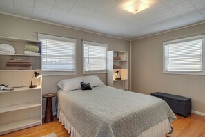 2 bedrooms, iron/ironing board, internet, bed sheets