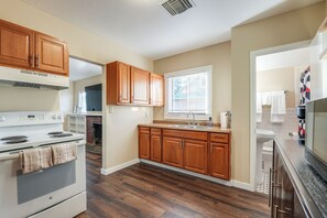 Fridge, microwave, stovetop, coffee/tea maker - 1 Mi to Dtwn, Chase Field! Getaway Near Light Rail (Phoenix)