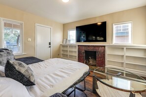 2 bedrooms, desk, Internet, bed sheets - 1 Mi to Dtwn, Chase Field! Getaway Near Light Rail (Phoenix)