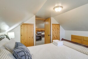 5 bedrooms, desk, iron/ironing board, internet