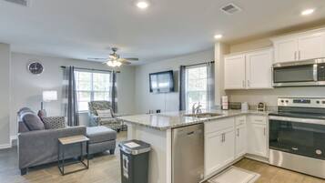 Réfrigérateur, micro-ondes, plaque de cuisson, lave-vaisselle