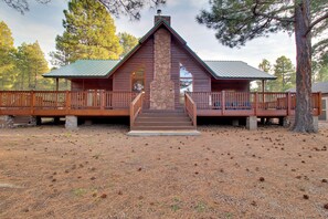 Exterior - Hike, Fish & Relax Fireside! Forest Lakes Cabin (Forest Lakes)