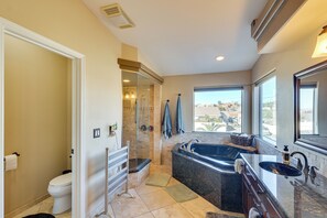 Hair dryer, towels - Gather & Unwind, Mtn-View Home in Lake Havasu City (Lake Havasu City)