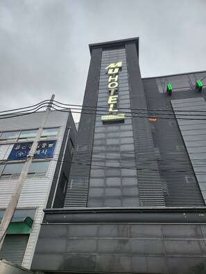 تفاصيل الفندق من الخارج