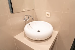 Shower, free toiletries, towels, soap - The Joy Rooms Penida (Penida Island)