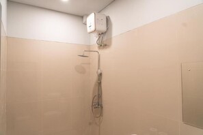 Shower, free toiletries, towels, soap - The Joy Rooms Penida (Penida Island)