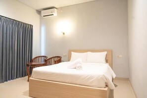 Desk, laptop workspace, free WiFi - The Joy Rooms Penida (Penida Island)