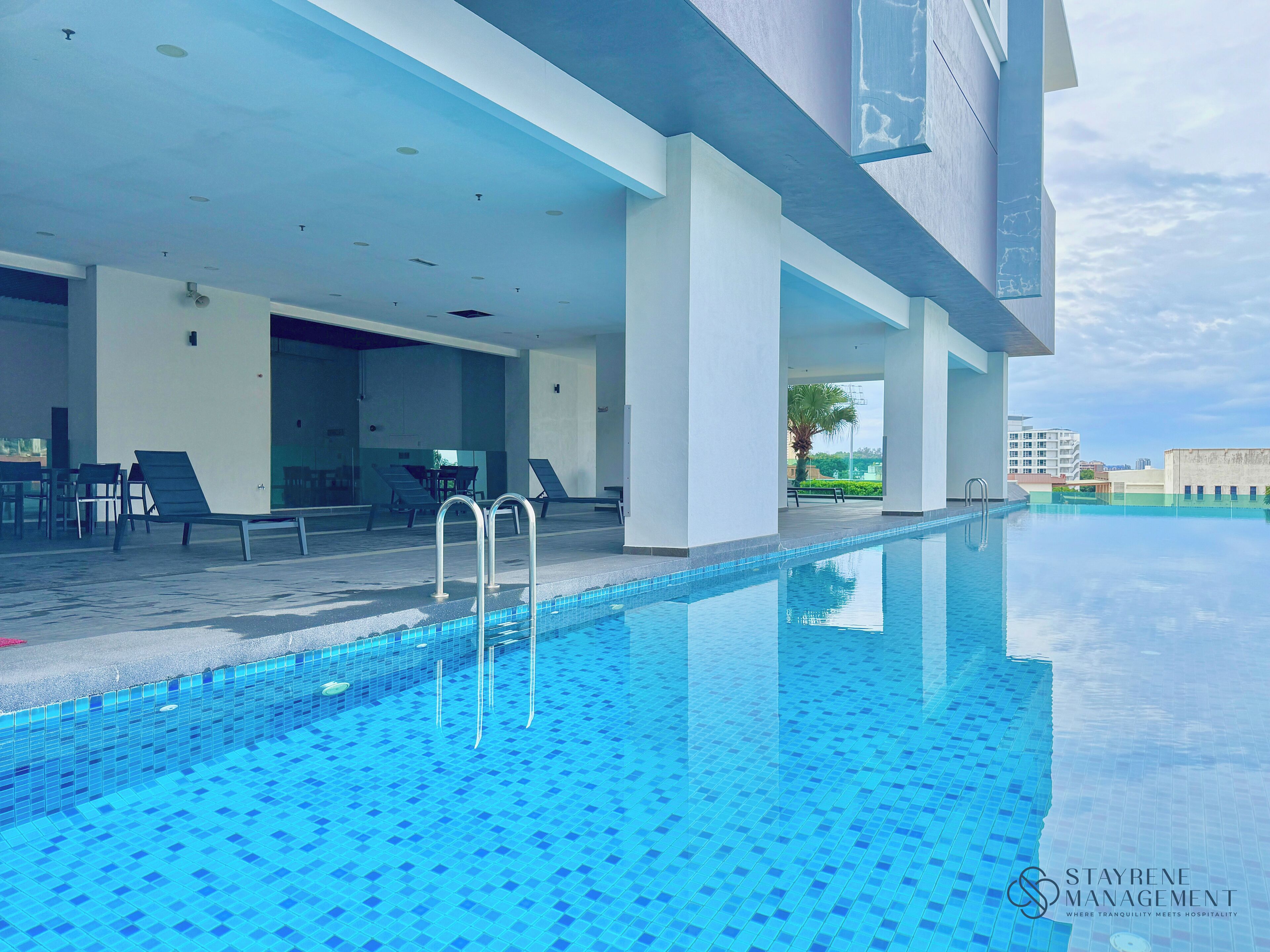 Una piscina al aire libre