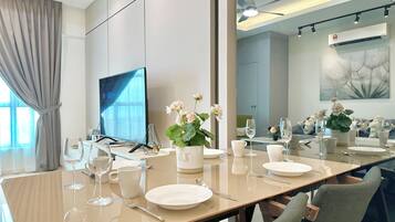 Comfort Apartment, 2 Bedrooms, City View | Dining