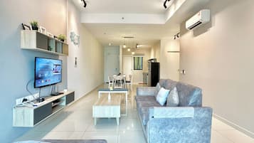 Deluxe Apartment, 3 Bedrooms, City View | Living area