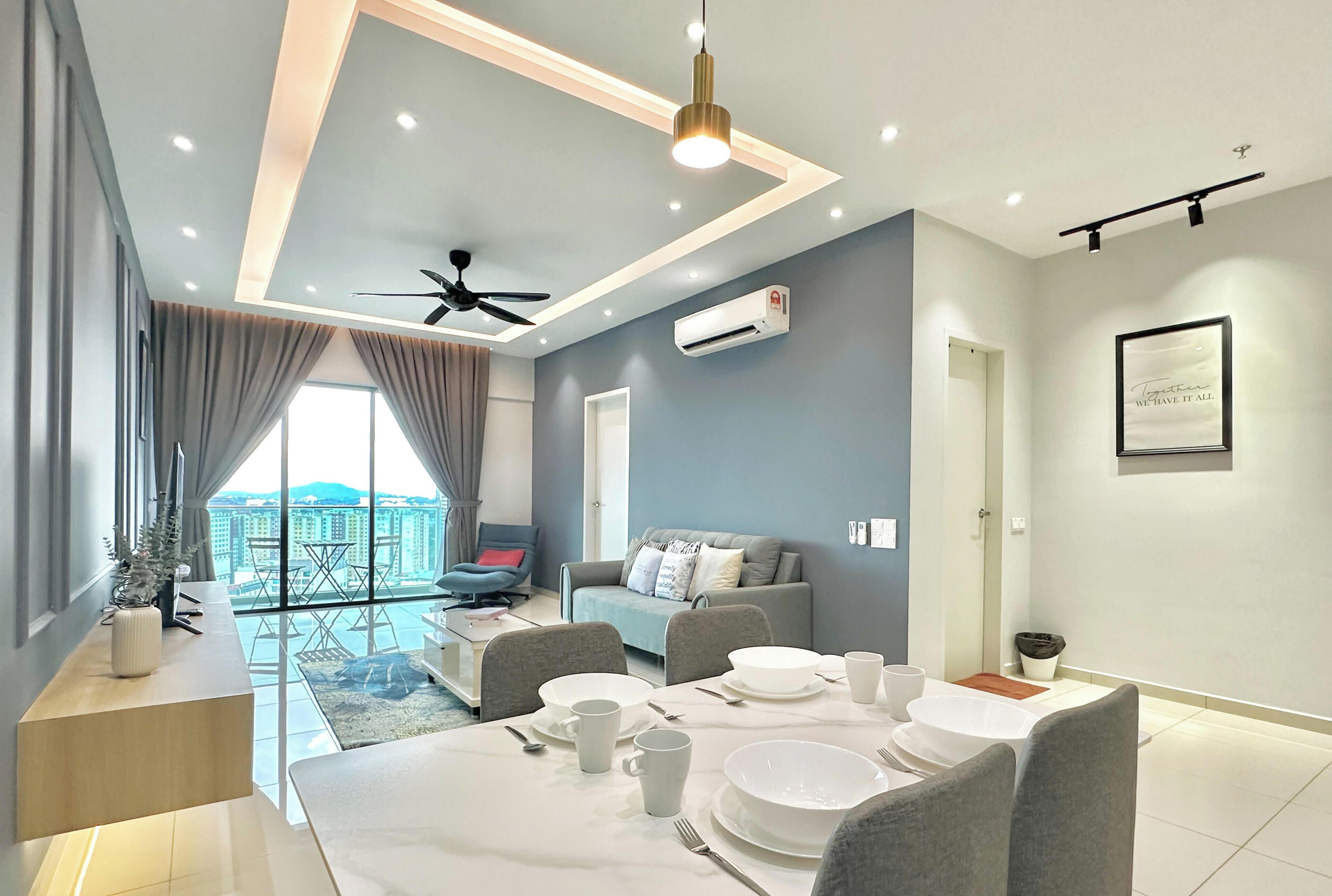 Ein modernes Wohnzimmer mit Essbereich, Deckenventilator und Blick auf die Stadt.