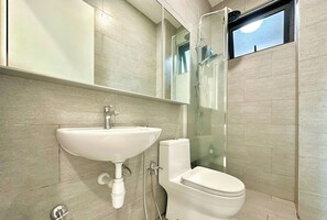 Comfort-Apartment, 2 Schlafzimmer, Stadtblick | Badezimmer