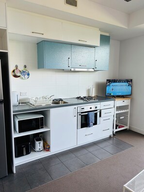 Frigorifero, microonde, forno, piano cottura