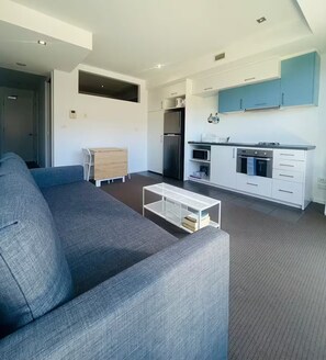 Smart TV, books - Beachside Modern Apartment Best St Kilda Location (St Kilda)