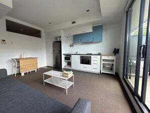 Smart TV, books - Beachside Modern Apartment Best St Kilda Location (St Kilda)