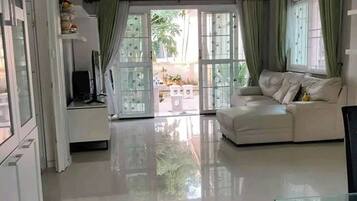 House, 3 Bedrooms, Smoking | Living area