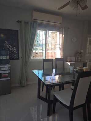 Casa, 3 quartos, para fumantes | Sala de jantar