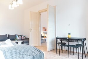 Exterior - Quick Center Access 2BR Apt For Groups (Vienna)