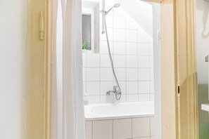 베이직 아파트 | 욕실 | 샤워기/욕조 결합, 무료 세면용품, 헤어드라이어, 비누