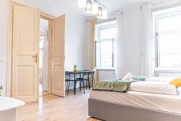 Basic Apartment - Quick Center Access 2BR Apt For Groups (Vienna)