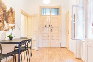 Dining - Quick Center Access 2BR Apt For Groups (Vienna)