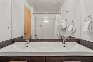 Hair dryer, towels - Perfect Canmore Getaway for 4 + Exclusive Savings! (Canmore)