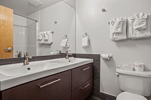 Hair dryer, towels - Perfect Canmore Getaway for 4 + Exclusive Savings! (Canmore)