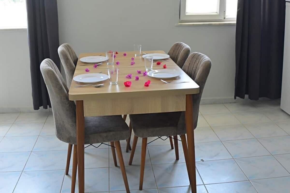 Departamento estándar, balcón | Cocina privada | Refrigerador, parrilla de estufa y cafetera y tetera